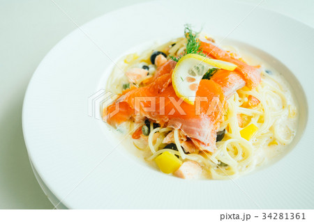 Pasta or Spaghetti cream sauce with salmon meat and lemon on top Pasta or Spaghetti cream sauce with salmon meat and lemon on top 34281361