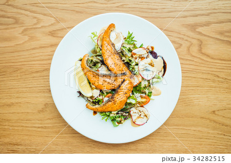 Grilled salmon fillet meat with vegetable salad 34282515