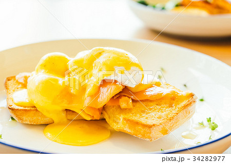 Eggs benedict with salmon Eggs benedict with salmon 34282977