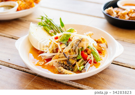 Spicy papaya salad 34283823