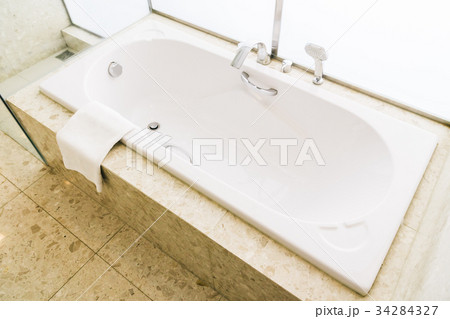 White bathtub 34284327
