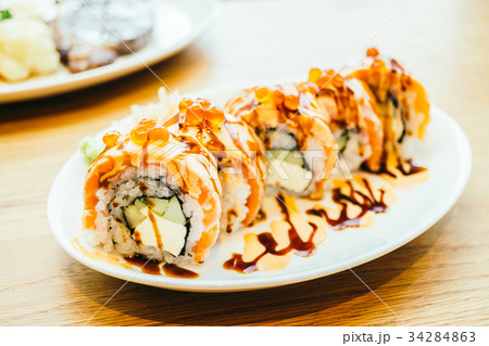 Salmon sushi roll Salmon sushi roll 34284863