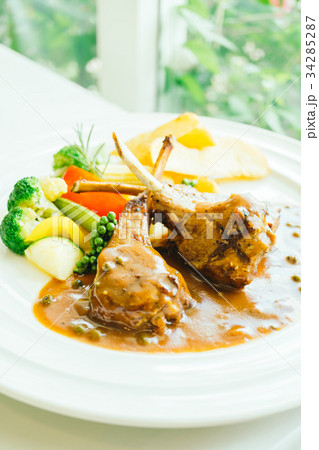 Grilled lamb chops Grilled lamb chops 34285287