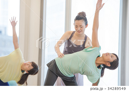 ヨガスタジオでヨガをする若い女性 34289549