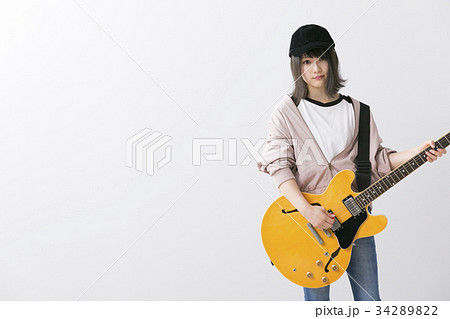 女性ギタリストの写真素材 3422