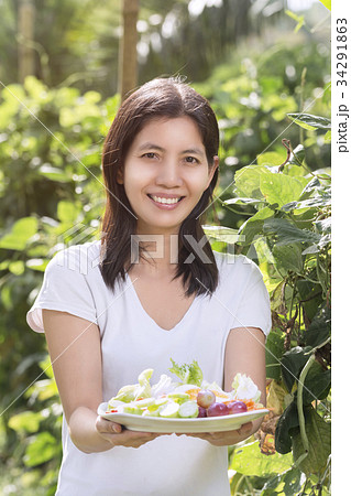 Portraits Cute Asian woman with fresh saladๅ. 34291863