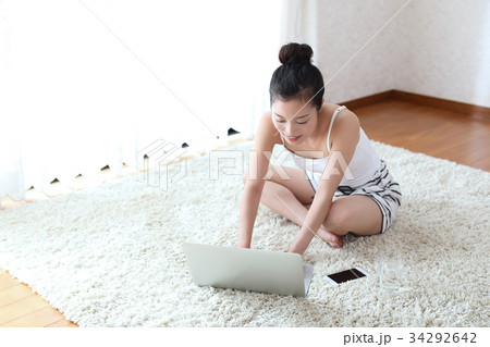リラックスしている女の子 リラックスしている女の子 34292642