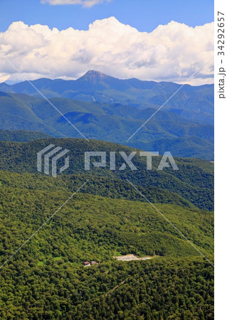 至仏山から望む日光白根山と鳩待峠 至仏山から望む日光白根山と鳩待峠 34292657