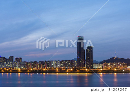 高層ビル 夜景 イルミネーション 34293247