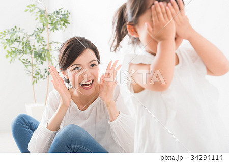 室内で遊ぶ親子 34294114