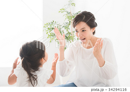 室内で遊ぶ親子 34294116