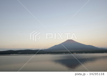 赤富士・山中湖(山梨県) 赤富士・山中湖(山梨県) 34295138