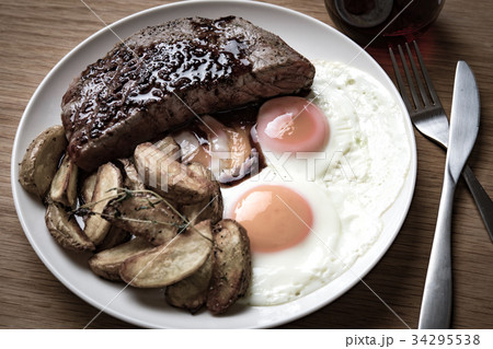 目玉焼きとステーキ 34295538