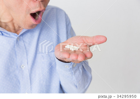 ミドル男性　薬　手元 34295950