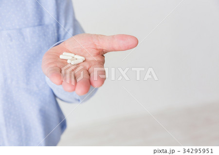 ミドル男性　薬　手元 34295951