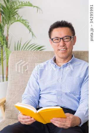 本を読むミドル男性 本を読むミドル男性 34295991