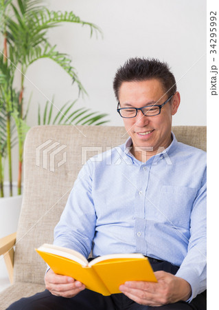 本を読むミドル男性 本を読むミドル男性 34295992