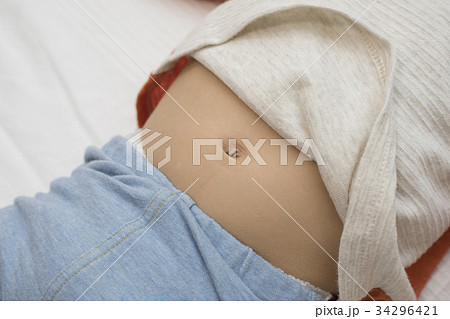 赤ちゃん へそ おなかの写真素材