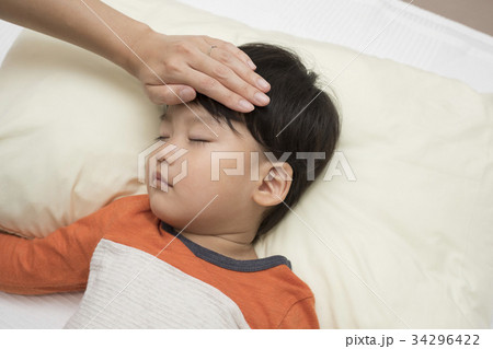 幼児　発熱 34296422
