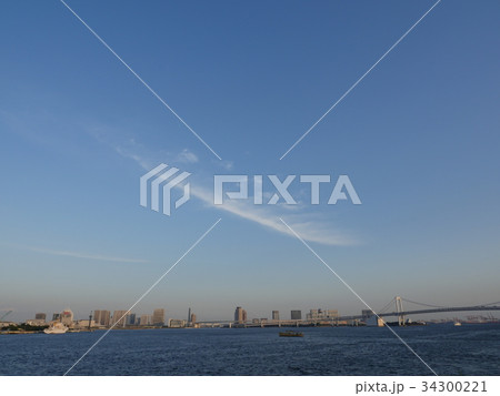 レインボーブリッジと雲 34300221
