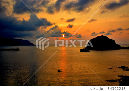 日本海に沈む夕陽とサンロード 兵庫県香住海岸(2) 日本海に沈む夕陽とサンロード 兵庫県香住海岸(2) 34302213