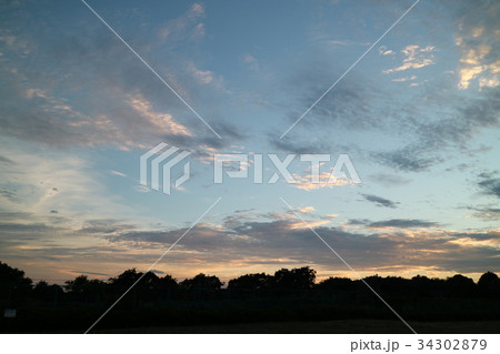 夕日に栄える巻雲 夕日に栄える巻雲 34302879