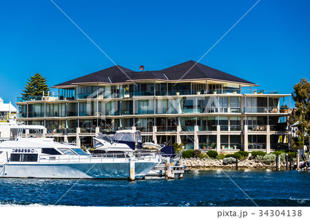 川沿いの住宅街 川沿いの住宅街 34304138