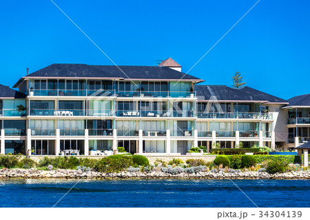 川沿いの住宅街 川沿いの住宅街 34304139