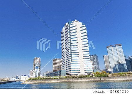 川沿いのタワーマンションと青空の写真素材