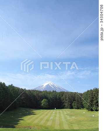 富士山の見えるゴルフ場の写真素材