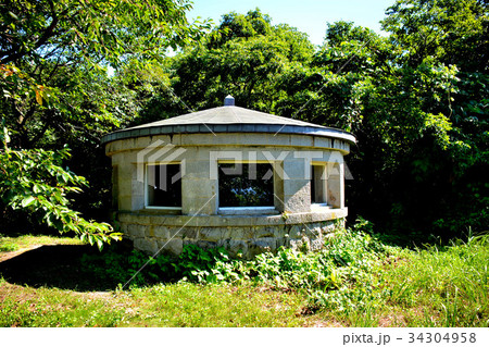 丹後半島 経ヶ岬遊歩道にある旧海軍通信施設(現在は避難小屋) 丹後半島 経ヶ岬遊歩道にある旧海軍通信施設(現在は避難小屋) 34304958