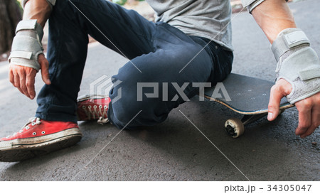 Unrecognizable skater ready to next competition 34305047