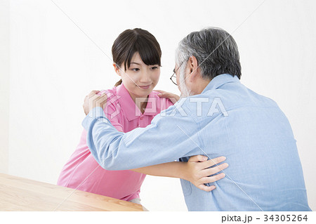 高齢者介護　介助シーン　移乗　トランスファー 34305264