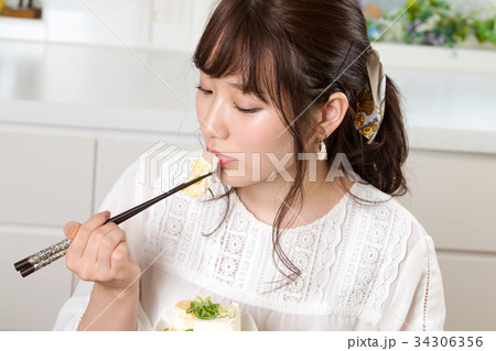 お豆腐を食べる女性 34306356