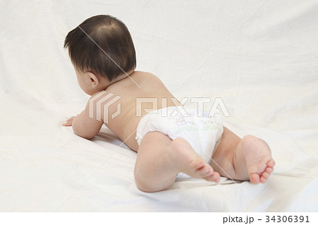 赤ちゃん Baby ハイハイ 乳児 後ろ姿 003の写真素材