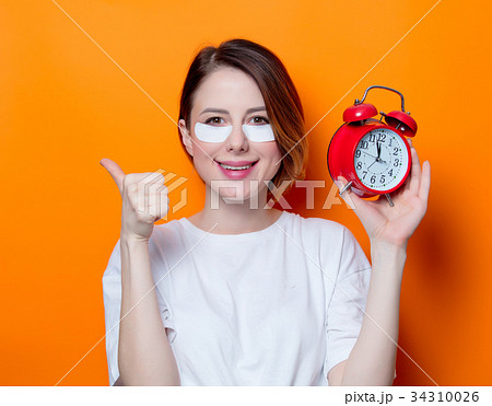 Woman using eye patch for her eyes  34310026