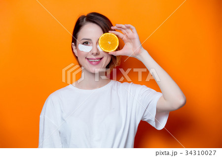 Woman using eye patch for her eyes 34310027