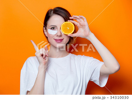 Woman using eye patch for her eyes 34310030