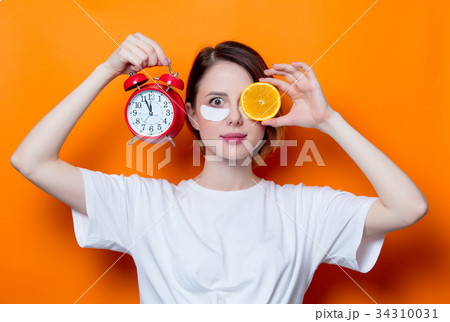 Woman using eye patch for her eyes  34310031