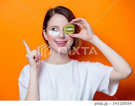 Woman using eye patch for her eyes 34310034