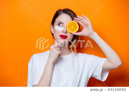 Woman using eye patch for her eyes  34310050