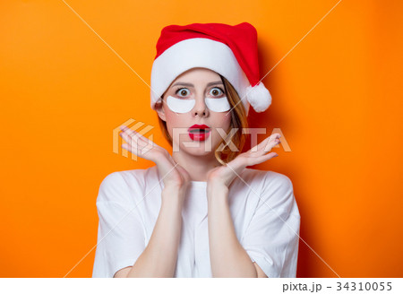 Woman using eye patch for her eyes  34310055