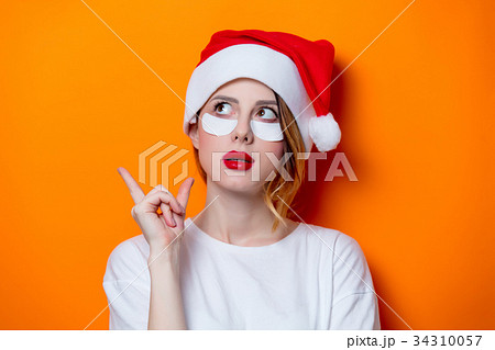 Woman using eye patch for her eyes  34310057