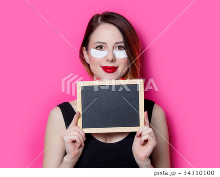 Woman using eye patch for her eyes  34310100
