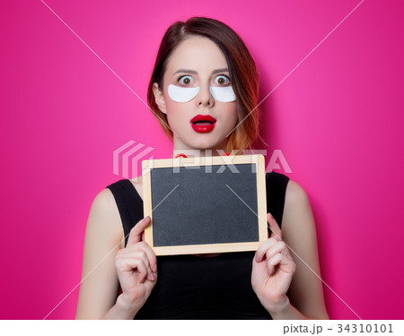 Woman using eye patch for her eyes  34310101