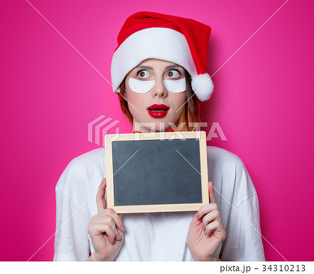 Woman using eye patch for her eyes  34310213