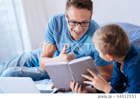 Proud father giving thumbs up to sons paragraph Proud father giving thumbs up to sons paragraph 34312551