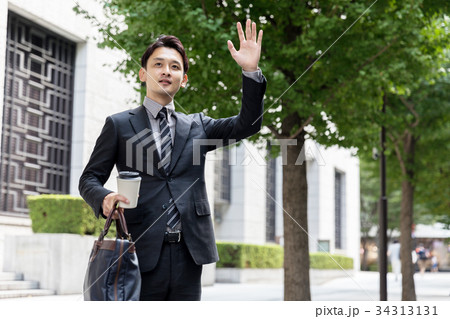 タクシーを呼ぶビジネスマン タクシーを呼ぶビジネスマン 34313131