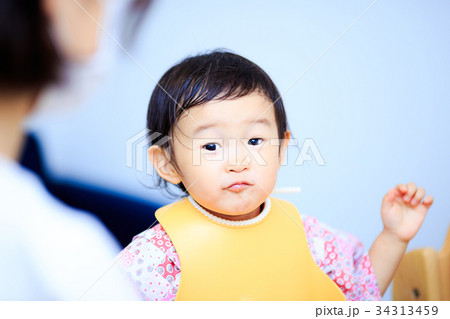 食事中の子供 食事中の子供 34313459