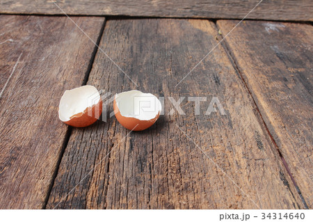 Shell of the egg on wooden table background Shell of the egg on wooden table background 34314640